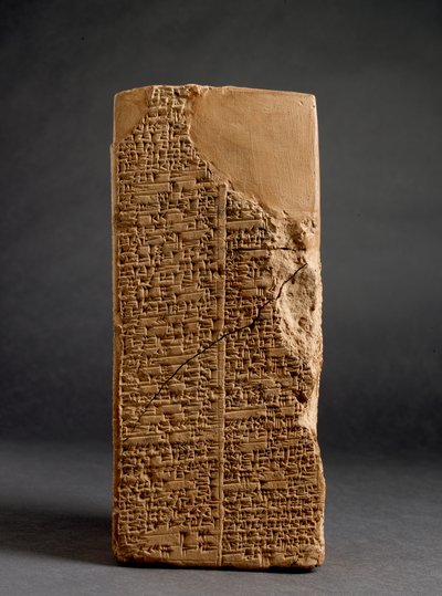 Sült agyag prizma ("Weld-Blundell prizma") a sumér királylistával, amely uralkodókat ad az "özönvíz előtt" és az isini Sin-magir királynak (Kr. e. 1827-17) ékírással, valószínűleg Larsából, alkotó: Sumerian